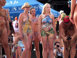 plaža, na javnom mestu, rijaliti