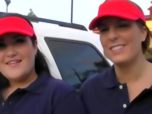 nữ-nữ-nam, tiền