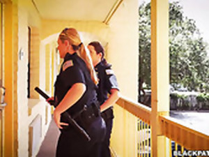 klädd kvinna naken man, knubbig, kkm, polis