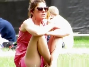 Öffentlich, Unter dem rock, Voyeurin