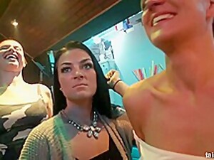 왕가슴, 금발, 그룹 섹스, 파티