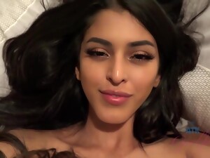 Ayakla mastürbasyon, Latinalar, Bakış açısı, Küçük memeler, Sigara içmek