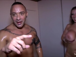 nagy cicik, klub, gecilövés, basznivaló anyukák, nyilvános