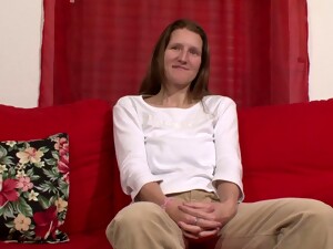 Mature Woman With A Shaved Cunt Wants To Play With A Dildo