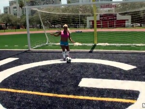 Desiree Lopez Gives A Blowjob And Takes A Ride On A Wang