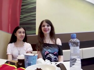 Publik memek, Seks publik, Buah dada kecil