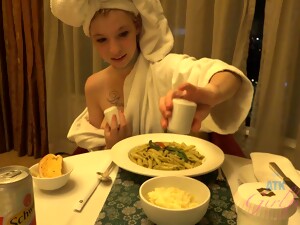 Comida, Masturbação com pés, Hotel, Fumando