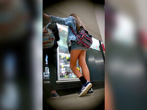 Adolescenti, Sotto la gonna, Guardone