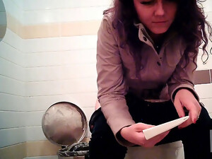 Air kencing, Tempat buang air, Voyeur