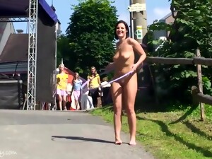 Брюнетки, Милф, Нудисты, На публике, Соло