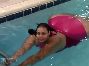 Amateur Black Bitch Swimming In The Pool And Posing
