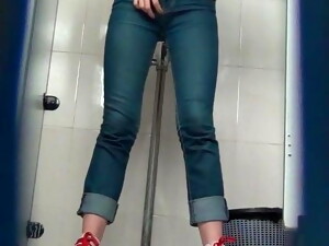 китайки, скрита камера, тоалетна