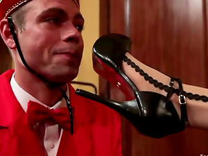 Wanita dominasi seks, Hotel