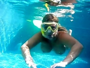 Publik memek, Orang telanjang, Kolam renang