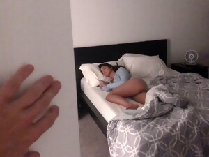 Sedang tidur, Mengintip