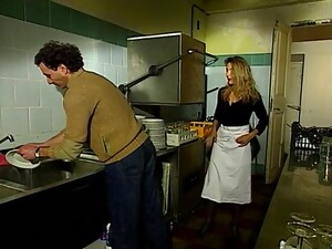 големи цици, ебане в гъза, смучене на пенис, празнене, дамско бельо