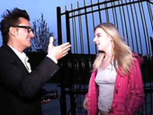 blond, nuttet, doggystyle, bukser, udendørssex, barbere, strip