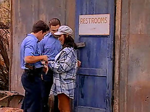 Rambut coklat, MILF, Seks layani dua pria, Luar ruangan, Polisi, Pakaian seragam, Seks bertiga