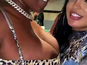 हसीना, काला, आबनूसी, मूत्र-त्याग, सार्वजनिक