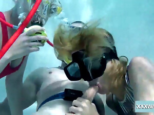 sání péra, stříkání do pusy, stříkání, orgasmus, pod vodou