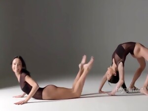 Morenas, Dança, Lésbicas, Gêmeas