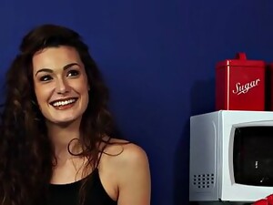 कपड़े पहनी स्त्रियाँ और नग्न पुरुष