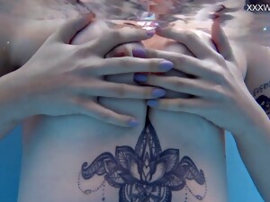 velike guze, velike sise, devojka, tetovaže, tinejdžerke