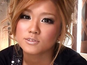 aasialainen, kaunotar, mälli sisälle, söpö, kullilla ratsastus