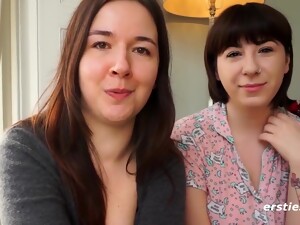 हसीना, काले बालों वाली, प्यारा-मासूम, समलैंगिक स्त्री, शौकिया