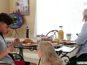 deilige voksne damer, gammel og ung, stemor