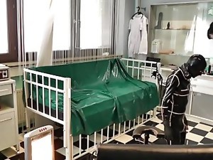 Seks mengikat kasar, Baju karet, Karet, Kereta