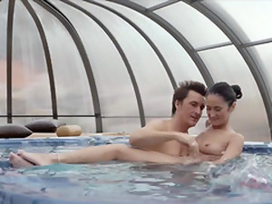 Pasangan kekasih, Kolam renang