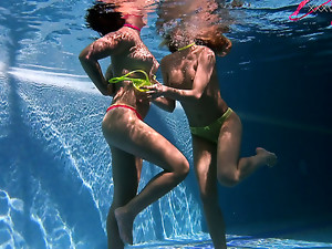 Pantat, Bikini, Wajah manis, Luar ruangan, Celana dalam, Dalam air, 18-19 tahun