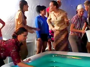 tuča žena, nudisti, gaćice, rvanje