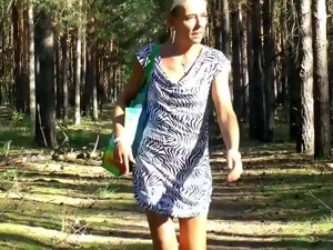 bdsm, klädd kvinna naken man, flashing, runkning, sex utomhus, offentligt