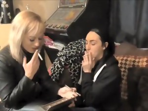 Gadis Inggris, Bahan kulit, Sedang merokok