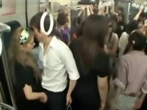 Perempuan Asia, Kereta