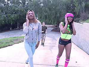 Kayu hitam, Dengan dua wanita, Warna kulit berbeda, Celana jin, Kaus kaki, Seks bertiga