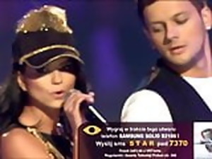 podpatky, polka, vyhrnutá sukně