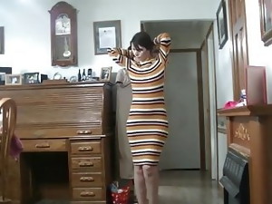 Puting susu, Tubuh kurus, Buah dada kecil, Rok tersingkap