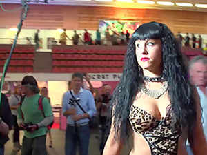 Rambut coklat, Tempat hiburan malam, MILF, Seks publik