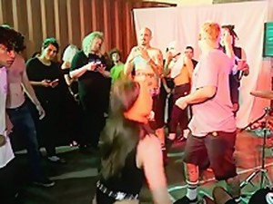 iza scene, žurka, na javnom mestu