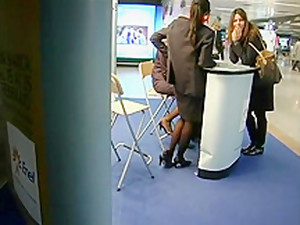 tóc nâu đen, chịch hai lỗ, chân, sở thích tình dục với đồ vật, ý, công khai