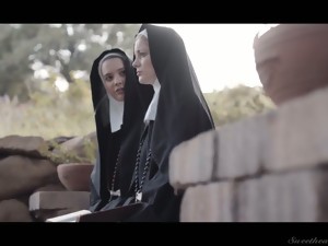 Красотки, Лесбиянки, Мастурбация, Монашки, Трусики, Униформа, Под юбкой